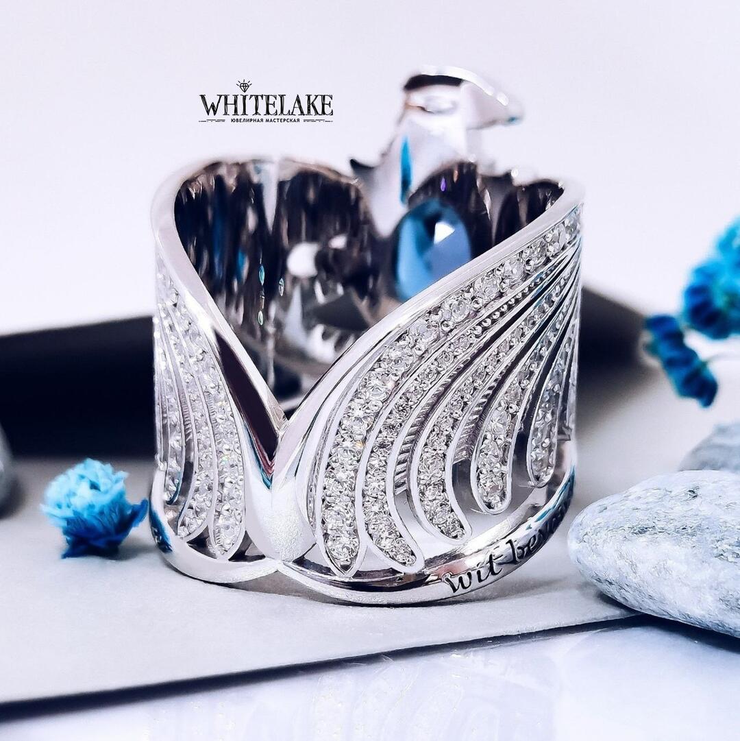 Стильное кольцо Ravenclaw по мотивам Гарри Поттера из серебра, украшенное топазом и фианитами, вид кольца сзади